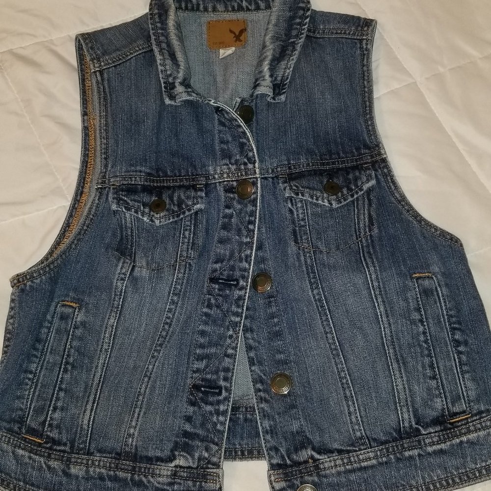 American Eagle Ladies Distressed Jean Vest- Large